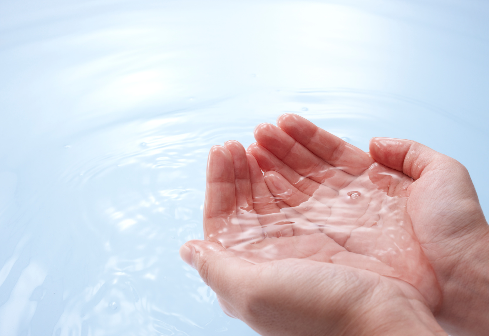 手ですくう水