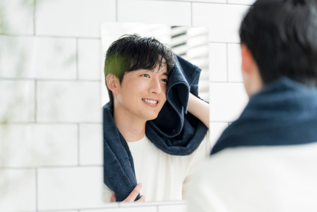 お風呂上がりの微笑む男性