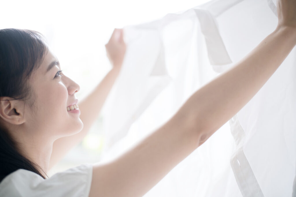 洗濯する女性